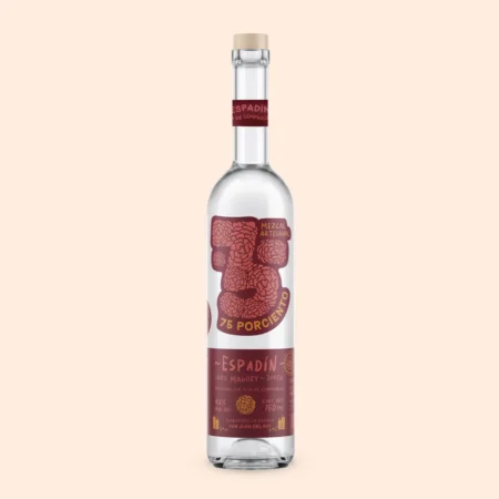 Botella de Mezcal 75 Porciento Edición Día de Muertos con etiqueta vino y flores de cempasúchil